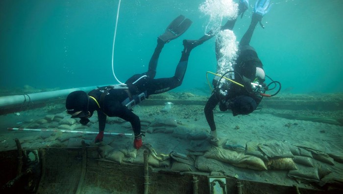 Upaya Menyelamatkan Bangkai Kapal Fenisia Berusia 2.500 Tahun di Spanyol Divers from Valencia University map and assess the state of a 2,500-year-old Phoenician vessel that is submerged 60 meters from the beach of Mazarron, Spain, June 20, 2023. Jose A Moya/Regional Government of Murcia/Handout via REUTERS THIS IMAGE HAS BEEN SUPPLIED BY A THIRD PARTY.