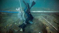 Sembilan teknisi dari University of Valencia menjalani 560 jam scuba diving selama lebih dari dua minggu pada bulan Juni untuk mencatat semua retakan dan celah di kapal, yang terletak 60 meter (66 yard) dari pantai Playa de la Isla Mazarron. Setelah tenggelam, ia tetap terkubur dalam sedimen selama lebih dari dua milenium sampai perubahan arus laut akibat konstruksi di pantai yang menggalinya hampir 30 tahun lalu.