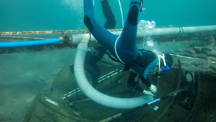 Upaya Menyelamatkan Bangkai Kapal Fenisia Berusia 2.500 Tahun di Spanyol Divers from Valencia University map and assess the state of a 2,500-year-old Phoenician vessel that is submerged 60 meters from the beach of Mazarron, Spain, June 20, 2023. Jose A Moya/Regional Government of Murcia/Handout via REUTERS  THIS IMAGE HAS BEEN SUPPLIED BY A THIRD PARTY.