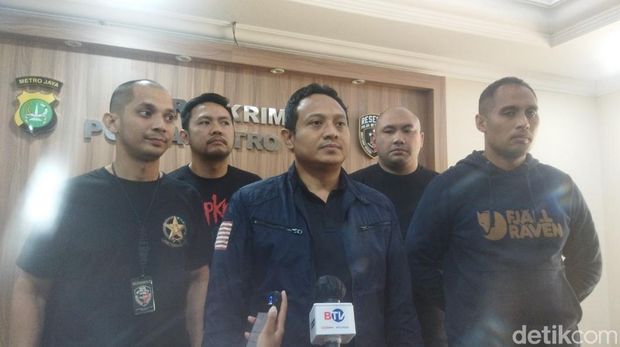 Wadir Reskrimum Polda Metro Jaya AKBP Imam Yulisdianto (tengah) menjelaskan soal penangkapan si kembar Rihana dan Rihani
