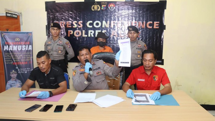 Wakapolres Alor Kompol Jamaludin saat menyampaikan penetapan MES sebagai tersangka TPPO di Alor, NTT. (Dok Polres Alor).
