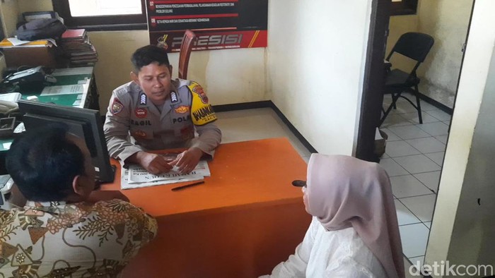 Warga melaporkan kasus pencurian saat pesta pernikahan ke Mapolsek Bae, Kabupaten Kudus, Jawa Tengah, Selasa (4/7/2023).