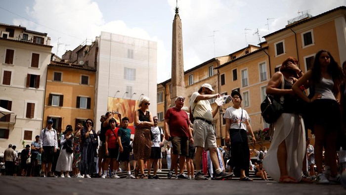 Wisata ke Pantheon Roma Tak Lagi Gratis People queue to enter Pantheon, one of the ancient world's best preserved monuments which from July will start charging visitors an entry fee in Rome, Italy, June 30, 2023. REUTERS/Guglielmo Mangiapane