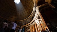 Adapun biaya masuk Pantheon akan tetap gratis bagi penduduk Roma, pengunjung anak, orang-orang yang mengikuti misa, dan para anggota basilika. Struktur kubah raksasa bangunan ini dibangun oleh Kaisar Hadrian pada abad kedua Masehi.