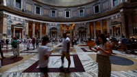 Pantheon berlokasi di Piazza della Rotonda, alun-alun di Roma dengan air mancur di salah satu sisinya. Lantainya dari marmer Romawi kuno, dindingnya berhiaskan lukisan Renaisans dan dipercantik dengan kubah beton tanpa tulangan terbesar dengan diameter 43,44 meter.