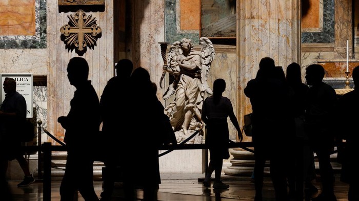 Wisata ke Pantheon Roma Tak Lagi Gratis People visit Pantheon, one of the ancient world's best preserved monuments, after an entry fee is introduced in Rome, Italy, July 3, 2023. REUTERS/Remo Casilli
