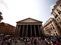 Turis Jepang Tewas Usia Jatuh dari Tembok Pantheon Roma