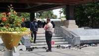Petugas keamanan yang selalu siap siaga menjaga area makam Bung Karno agar tetap kondusif