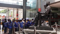 Patung sang Proklamator di pintu masuk Museum Bung Karno