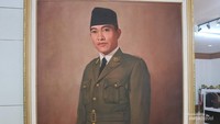 Ketika masuk ke dalam museum, langsung disambut dengan lukisan Bung Karno