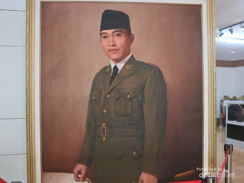 Ketika masuk ke dalam museum, langsung disambut dengan lukisan Bung Karno