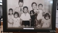 Foto Bung Karno bersama Ibu Fatmawati dan Putra Putri.