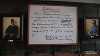 Naskah Proklamasi berukuran besar yang diapit 2 proklamator, Bung Karno dan Bung Hatta.