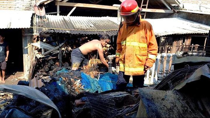 5 warung makan di Kecamatan Paiton, Kabupaten Probolinggo, tepatnya di area Tempat Pelelangan Ikan (TPI) Paiton, hangus terbakar
