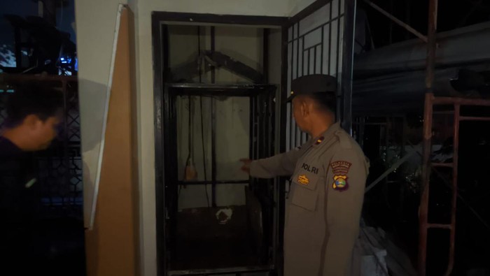 7 pekerja bangunan tewas akibat lift barang anjlok di Lampung