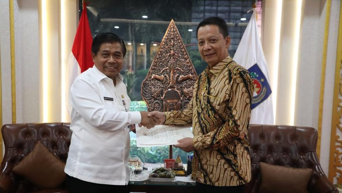 Achmad Marzuki saat menerima Keppres perpanjangan masa jabatan Pj Gubernur Aceh dari Kemendagri. (Foto: Dok. Kemendagri)
