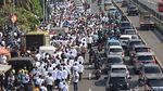 Ada Demo Perangkat Desa, Lalin di Depan DPR Padat Merayap