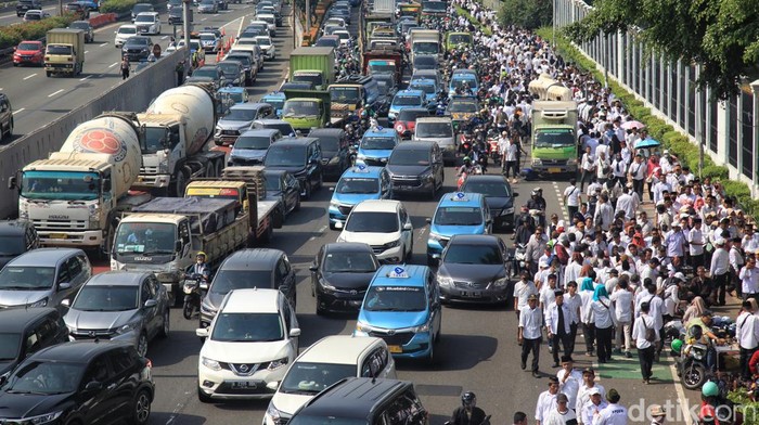 Ada Demo Perangkat Desa, Depan DPR Padat Merayap Massa dari Persatuan Perangkat Desa Indonesia (PPDI) yang menggelar aksi demonstrasi di Gedung DPR/MPR, Jakarta Pusat, Rabu (05/07).