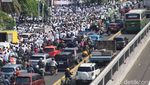Ada Demo Perangkat Desa, Lalin di Depan DPR Padat Merayap