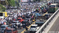 Arus lalu lintas di depan Gedung DPR/MPR RI pun terpantau padat merayap.