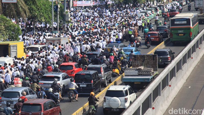 Massa dari Persatuan Perangkat Desa Indonesia (PPDI) yang menggelar aksi demonstrasi di Gedung DPR/MPR, Jakarta Pusat, Rabu (05/07).