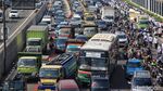 Ada Demo Perangkat Desa, Lalin di Depan DPR Padat Merayap