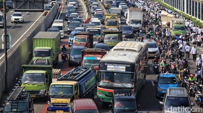 Ada Demo Perangkat Desa, Lalin di Depan DPR Padat Merayap
