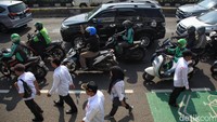 Dalam aksinya mereka kompak memakai seragam putih.