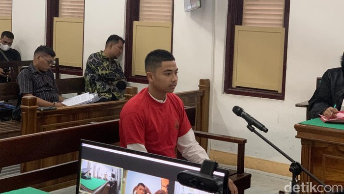 Aditya Hasibuan saat mengikuti sidang dengan agenda pembacaan eksepsi di PN Medan. (Raja Malo Sinaga/detikSumut)