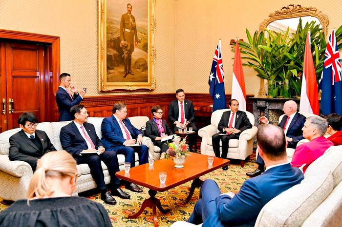Menteri Koordinator Bidang Perekonomian Airlangga Hartarto mendorong proyek-proyek investasi Australia dan Indonesia bisa dimanfaatkan secara optimal oleh kedua negara. Hal itu disampaikannya saat mendampingi Presiden Joko Widodo (Jokowi) pada rangkaian kegiatan pertemuan tahunan, Annual Leaders’ Meeting (ALM) dengan Perdana Menteri Australia Anthony Albanese di Sydney pada Selasa (4/7/2023).
