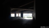 Namun terlihat akses jalan ini tidak akan cukup untuk bus besar. Sebab tinggi kawasan west lobby ini kurang lebih hanya sekitar 3-3,5 meter. 