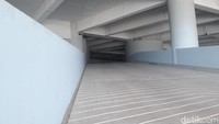 Kendaraan VIP atau pemain dapat memasuki kawasan JIS melalui gerbang khusus pada bagian selatan stadium. Dari sana kendaraan akan menyusuri area luar menuju bagian bara stadium. Foto: Ignacio Geordy Oswaldo