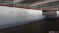 Lebih lanjut, pada kawasan west lobby JIS ini juga ditemui drop zone untuk para pemain atau VIP. Pada bagian pintu masuk ini juga sudah dilengkapi dengan alat detektor keamanan. Foto: Ignacio Geordy Oswaldo