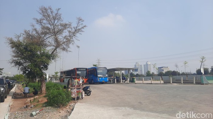 Akses transportasi menjadi salah satu bagian rencana renovasi Jakarta Internasional Stadium (JIS) agar penuhi syarat gelar Piala Dunia U-17. Begini kondisinya. (Annisa AR/detikcom)