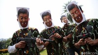 Sebagian mahasiswa memakai topeng Presiden China Xi Jinping.