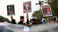 Dalam orasinya, mahasiswa mengatakan keadilan bagi korban dan keluarga yang tewas maupun terluka dalam tragedi berdarah Urumqi 14 tahun lalu, hingga saat ini belum juga dapat mereka rasakan.