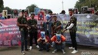 Mahasiswa yang menggelar aksi ini tergabung dalam Aliansi Mahasiswa Islam (AMI).  