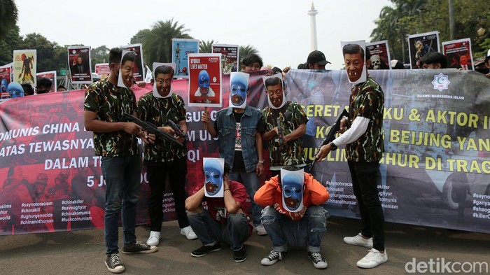 Aksi Demo Tuntut Tuntaskan Kasus Tragedi di Urumqi Aksi Demo Usut Tuntas Tragedi Berdarah Urumqi
Ratusan mahasiswa perwakilan dari universitas se-Jabodetabek, menggelar aksi unjuk rasa dikawasan Patung Kuda Jalan Medan Merdeka Barat Jakarta Pusat, Rabu (5/7/2023). Mereka menuntut negara-negara dunia khususnya Indonesia untuk menyeret China ke Mahkamah Internasional, terkait tragedi berdarah Urumqi yang terjadi 5 Juli 2009.