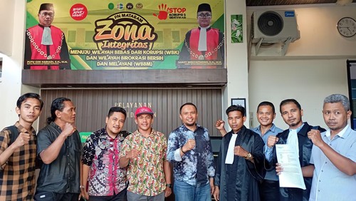 Fihiruddin bersama tim kuasa hukum usai sidang pembacaan tuntutan di PN Mataram pada Rabu (5/7/2023) sore.