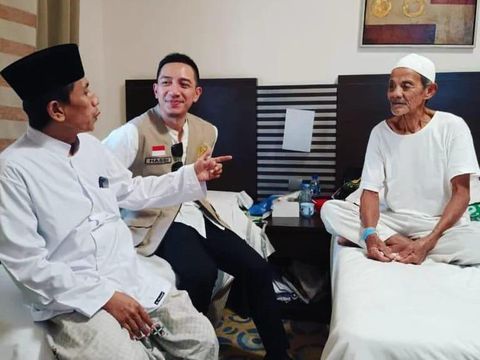 Anggota Timwas Haji DPR RI Hasbi Jayabaya bertemu jemaah haji Indonesia (Ahmad Toriq/detikcom)