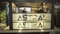 Chief Executive Officer (CEO) Allure Industries Johanes Soetanto (kiri) berbincang dengan Product Manager Astral Aluminium Krisna Adi Wijaya saat memperkenalkan produk terbarunya dalam ajang IndoBuildTech Expo 2023 di ICE BSD, Tangerang, Rabu (5/7/2023).  