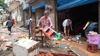 Presiden Xi Jinping telah meminta pihak berwenang untuk memberikan prioritas untuk memastikan keselamatan orang dan properti, dan untuk meningkatkan koordinasi dan peringatan mereka. Banjir musiman melanda sebagian besar China setiap tahun, terutama di bagian selatan semi-tropis. Namun, beberapa wilayah utara tahun ini melaporkan banjir terparah dalam 50 tahun. REUTERS/Stringer