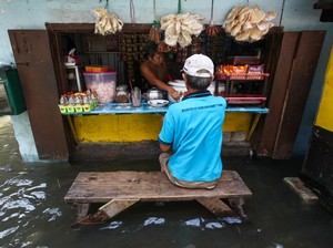 Waspada Potensi Banjir Rob di Pesisir Jatim Akibat Fase Bulan Perigee