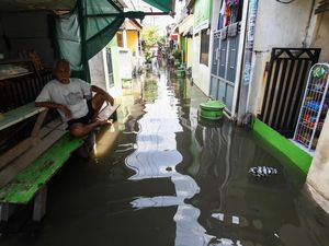 Ada Full Moon, Waspada Banjir Rob Ancam Pesisir Jatim 8-11 Agustus 2025