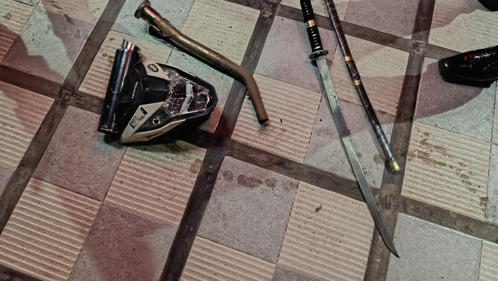 barang bukti samurai yang dibawa berandalan di Indramayu