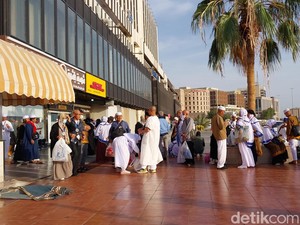 Di Jeddah, Jemaah Haji Lempar Riyal Beramai-ramai