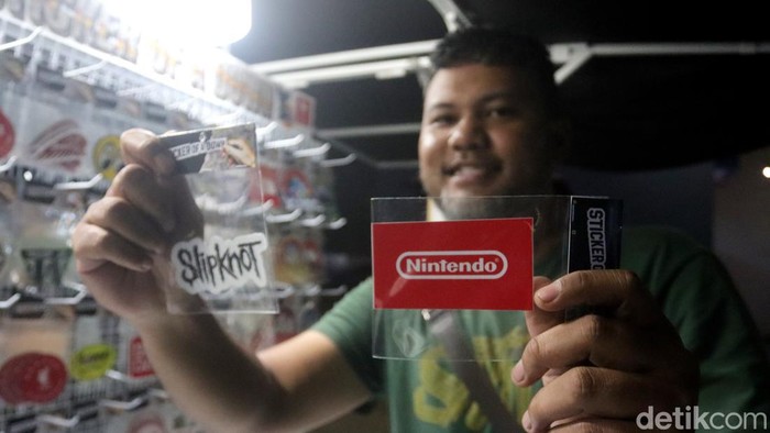 Boim si penjual stiker.