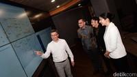 Dirut PT RITS Attila Keszeg menjelaskan kesiapan control center untuk kesiapan Multi Lane Free Flow (MLFF) system atau pembayaran tol tanpa setop di kawasan Jalan Sudirman, Jakarta, Rabu (5/7/2023).  