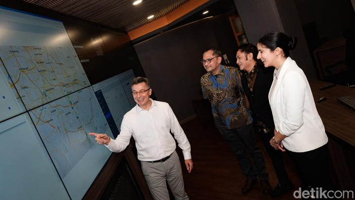 Box Roatex Unjuk Kesiapan Uji Coba Bayar Tol Tanpa Setop Direktur Utama PT Roatex Indonesia Toll System (RITS), Attila Keszeg menjelaskan uji coba bayar tol tanpa setop atau MLFF akan dilakukan tahun ini. Begini kesiapannya.
