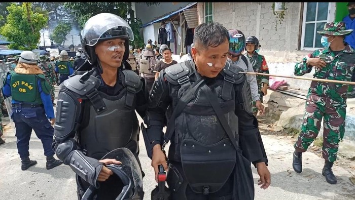 Brigadir Toto terkena anak panah di bahu sebelah kiri saat penertiban bangunan liar di Batam. (Foto: Istimewa)